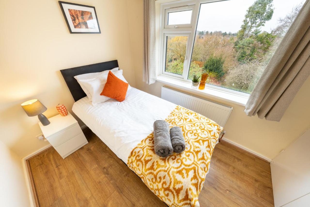 Pierocks Carver Entire House, Hot Tub & Wifi High Wycombe Bagian luar foto